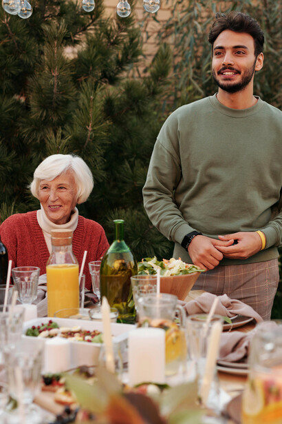 Almoço de família e os tópicos latentes sobre os desafios de um país marcado pela dicotomia entre crime organizado e políticas públicas frágeis, além da influência de movimentos populares 