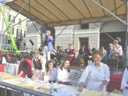 Diciassettesima adunata dell'associazione 'Uomini di mondo', 2016: la località del Basso Piemonte, in passato era poco nota, motivo per cui una lunga leva veniva considerata un’esperienza di vita importante, capace di trasformare un giovane in un “uomo di mondo.”