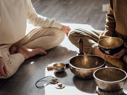 Yin yoga. Può essere praticato in un ambiente rilassante, con candele, campane tibetane e musica soft per un effetto ancora più profondo