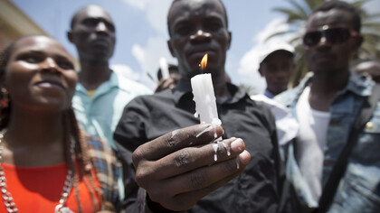 Velas en memoria de las víctimas del atentado de Garissa, Kenia