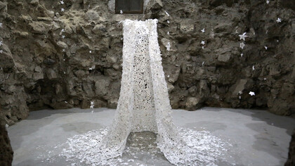 Il mantello della regina delle nevi, 2014. Carta, perline, filo metallico, dimensioni variabili  (h. 200 cm circa). Ph. Piier.  Courtesy Galleria Continua, San Gimignano / Beijing / Les Moulins 