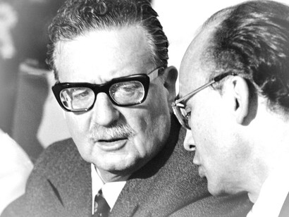 Salvador Allende​​ fue un médico cirujano y político socialista chileno
