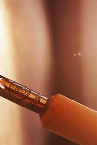 Não era premir uma tecla, nem assistir ao surgimento automático de uma letra perfeita, fria, impessoal, emitida por um ecrã retroiluminado. Era, antes, desenhar palavras antes mesmo de lhes dar significado. Criar formas com as mãos, transformar o silêncio em linhas. Era corpo. Era tempo. Era humano