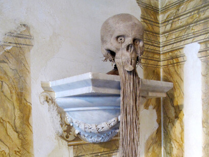 Cranio in corda di canapa dell’artista contemporaneo Jim