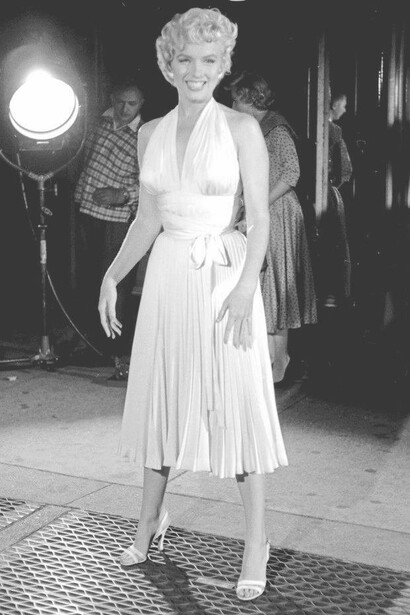 Foto di Marilyn Monroe, con l'abito iconico del film "Quando la moglie è in vacanza", 1955