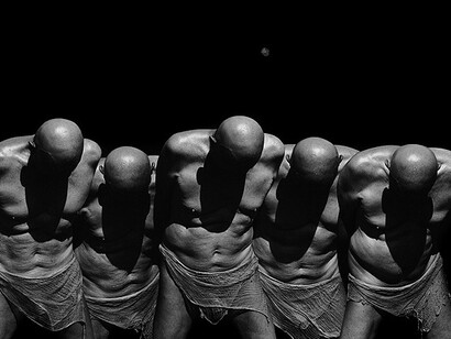 Para escapar al abismo de lo impredecible, el hombre se ata con las cadenas del hábito, buscando apenas un poco de orden donde aferrarse. Fotografía de Misha Gordin