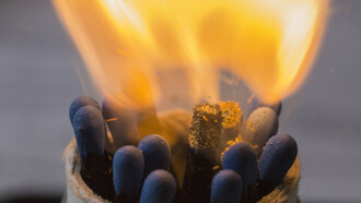 "Capitalismo". Wendelin Jacober: naci en 1989, en Suiza, Glarus una ciudad muy pequeña rodeada de hermosa naturaleza y grandes montañas.Alrededor de 2012, tuve mis primeros experimentos con Photoshop. Me fascinaba el patinaje y quería editar mis fotos y vídeos. En 2015, aprendí serigrafía y fundé la empresa de impresión y diseño Artwear