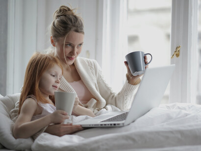 Mãe deixa filha usar o computador para fazer uma pesquisa
