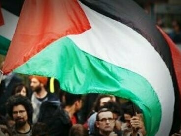 Manifestação pró-palestina. Mas existirá hoje uma ordem mundial unipolar, quando um criminoso de guerra é aplaudido de pé pelo Congresso Norte-americano? Não será antes uma desordem mundial que se pode considerar unipolar apenas porque o país com mais poder é o que mais desordem provoca?  