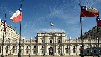 Palacio de La Moneda, sede de gobierno de Chile, visto desde la Plaza de la Constitución, Santiago de Chile