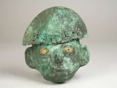 El discurso de las máscaras, en la escena, representa acción, movimiento, énfasis en las palabras clave, acrobacia y expresión oral. Moche (Loma Negra); Ornament; Metal-Ornaments, 390-450, Metropolitan Museum of Art, Nueva York, EE.UU.
