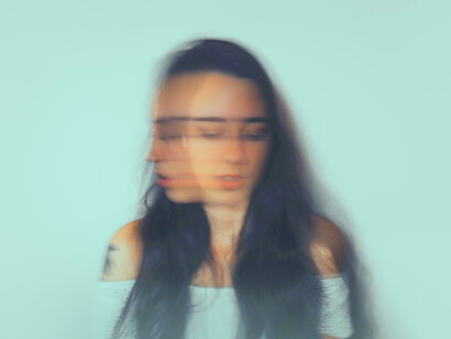 Silueta de mujer joven moviendo la cabeza