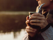 El mate, con su humo leve elevándose desde la calabaza, simboliza la pausa compartida que une a los argentinos en medio del ritmo acelerado de la vida cotidiana
