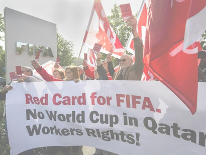 Los activistas durante una protesta organizada por el sindicato suizo UNIA frente al Hallenstadtion, donde se llevó a cabo el 65º congreso de la FIFA en Zúrich, Suiza, el 29 de mayo de 2015