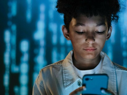 Garoto conectado ao seu smartphone. E aí está o verdadeiro desafio: ser mãe de um adolescente da Geração Alfa é entender que, para educar nesse contexto, você não precisa ser a dona da verdade o tempo todo, mas sim uma guia, alguém que os ajude a navegar por esse mar de informações, a distinguir o real do virtual, a fazer escolhas conscientes e a cultivar sua individualidade em meio ao bombardeio de opiniões e influências externas