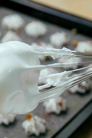 Descubra os segredos por trás dos três tipos de merengue: francês, suíço e italiano! Conheça suas aplicações, métodos de preparo e dicas essenciais com nossa confeiteira mestre