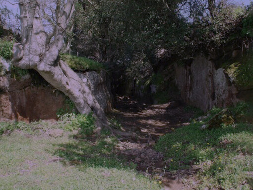 L'ingresso alla strada tagliata nel tufo dagli Etruschi e poi sfruttata dai Romani e rinominata Via Clodia, Viterbo, Italia