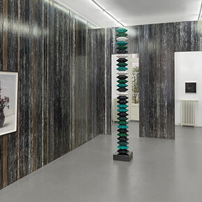 Gregor Hildebrandt, Manchmal sehn ich mich nach einem fremdem Leben, exhibition view. Courtesy of Galleria Mezzanin