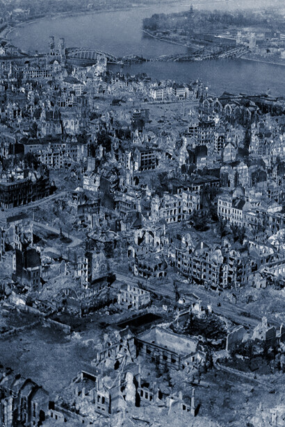 Im Zweiten Weltkrieg starben fast sieben Millionen Deutsche, etwa eine halbe Million Briten und Amerikaner sowie rund 25 Millionen Sowjetbürger. Bild: Köln, Deutschland, im Jahr 1945