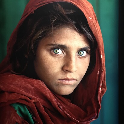 Sharbat Gula, réfugiée afghane, Peshawar, Pakistan 1984. © Steve McCurry. Exposition « Regards » à l’Hôtel Caumont - Centre d’Art à Aix-en-Provence