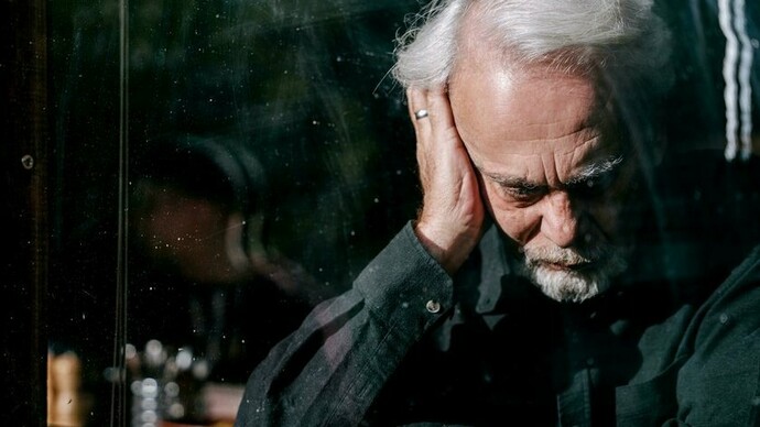 Idoso solitário. A solidão não é apenas um estado emocional. Ela se manifesta no corpo por meio de uma série de respostas fisiológicas. O isolamento social prolongado ativa o eixo hipotálamo-hipófise-adrenal, aumentando os níveis de cortisol, o hormônio do estresse. Esse aumento, quando sustentado, pode levar a distúrbios como hipertensão, redução da imunidade, distúrbios do sono, inflamações crônicas e até alterações no funcionamento cardiovascular e cognitivo