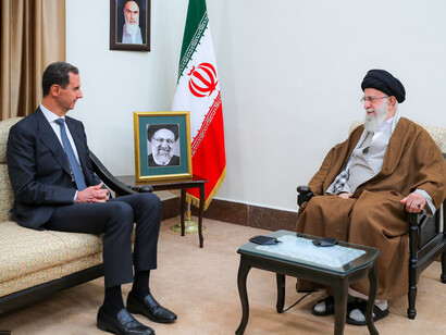 Encuentro de Bashar al-Assad y su delegación con Ali Khamenei. Algunos de los colaboradores de Assad mantuvieron vínculos con movimientos islamistas como el HTS, el grupo que finalmente se alzó victorioso
