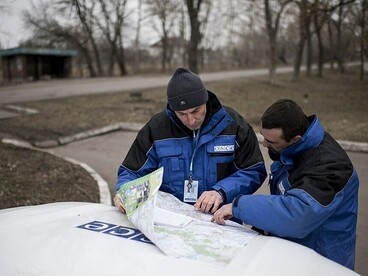 OSCE Special Monitoring Mission observers track the movement of heavy weaponry in eastern Ukraine, 2015. Sachs’s settlement would give the OSCE the job of monitoring the armistice and verifying arms limits. Photo: OSCE