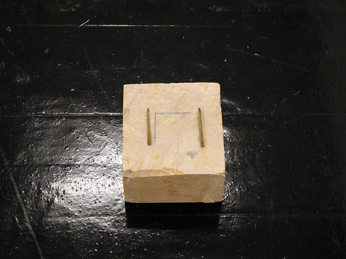 Sergio Verastegui, 90°, 2013, graphite sur marbre, crayon cassé, 17,5 x 12 x 16,5 cm, pièce unique, Cortex Athletico, N° Inv. SV/13/005