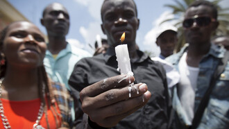 Velas en memoria de las víctimas del atentado de Garissa, Kenia