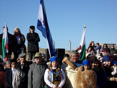 Para estas culturas, la naturaleza no era un recurso a explotar, sino un sistema del cual formaban parte.    
Ceremonia en Punta Cuevas, Puerto Madryn. Entre dos culturas: galesa y Tehuelche-Mapuche. Patagonia norte, Argentina