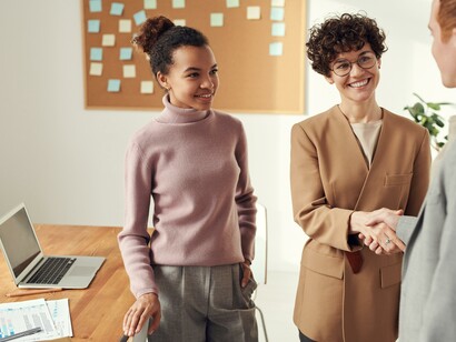 E então, o desenvolvimento de negócios possa ser adaptado e baseado nas boas ética e moral, respeitando as diferenças geopolíticas neste novo século e adiante