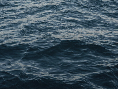 Le onde increspate del mare in ombra