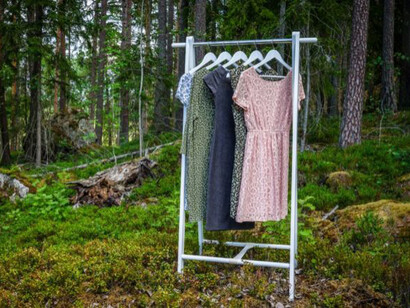 Si vives en un clima cálido o eres una persona calurosa, es recomendable que utilices tejidos ligeros y transpirables como: el lino, el algodón y el ramio