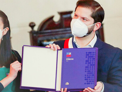 Gabriel Boric, presidente de Chile, sostiene el borrador de la Nueva Constitución nacional