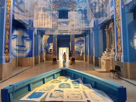 Foto della navata della Chiesa di Santa Maria Maddalena ai Cristallini, un edificio di culto situato nel Rione Sanità di Napoli, in via dei Cristallini. Al centro spicca un barcone. Napoli, Italia