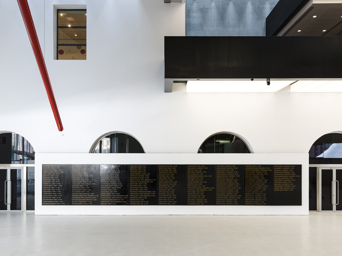 Flavio Favelli,
Gli Angeli degli Eroi,
Acrilico e smalto su pannello,
200 x 1.260 cm,
2015,
courtesy MAXXI,
foto Sebastiano Luciano
