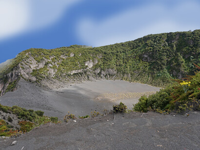 Es el volcán activo más alto de Costa Rica. Es fácil visitarlo desde San José, a través de un camino directo hasta los cráteres de la cumbre. Cráter Diego de la Haya, volcán Irazú, Cartago, Costa Rica