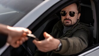 Sam decise di superare le altre auto nella corsia di svolta per poi incanalarsi, nei pressi del semaforo, nella corsia che permetteva di proseguire dritti. Nella confusione, finì per attirare l’attenzione di un vigile solerte