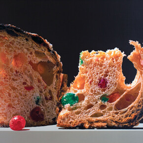 Luigi Benedicenti, Due fette di panettone, olio su tela, 80 x 120 cm, collezione privata
