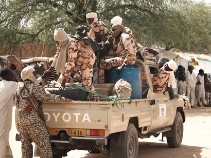 Soldados chadianos en la frontera entre Chad y Sudán supervisan el cruce de refugiados que huyen de la guerra civil en Sudán, mayo de 2023