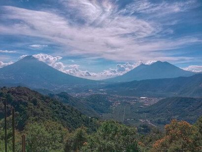 Vista hacia los Volcanes de Fuego, Agua y Acatenango ubicados en la región central de Guatemala
