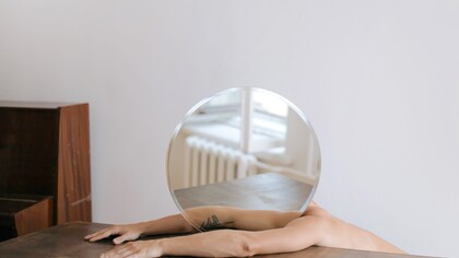 Homem sobre a mesa com espelho na cabeça