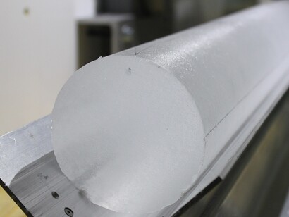 Il carotaggio in Antartide consiste nel prelevare campioni di ghiaccio profondi, detti carote, che conservano al loro interno bolle d'aria imprigionate nel corso di migliaia o persino milioni di anni 