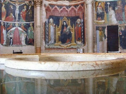 Fresques et marbres dans le Baptistère de Parme