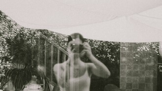 Sem baixar a guarda depois do absurdo, os limites existem para darmos o passo em frente. Dei por mim a caminhar dentro de uma frase limpa, sem vírgulas, sem ornamentos, e eu que só queria ser simples, fácil e pouco, alheio aos escombros da inquietação enquanto o inverno se fez ao convite e a chuva se reduziu à lembrança do perfume da terra molhada, queria voar para lá da tua voz sem passado, ousadia imensa. No meio, o abismo e a queda, uma dor irregular, traço primeiro de uma vida a rasgar caminho. Foi curta, a nossa memória, o tempo de um beijo em suave contraluz e saliva debaixo de uma chuva que engole a cidade, com a voracidade de animal esfomeado, encostado a ombros estranhos, sempre a dizer adeus