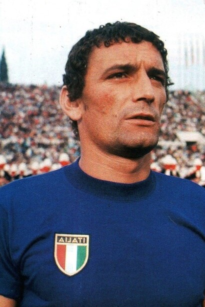 È il miglior marcatore della storia della Nazionale Italiana, con 35 reti in 42 presenze, un record che resiste da decenni