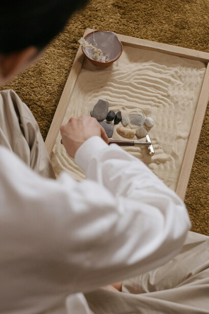 Desde la infancia, nuestras manos han sido el canal para imaginar mundos posibles a través del trazo y la forma