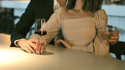 Casal veste roupas elegantes para um encontro