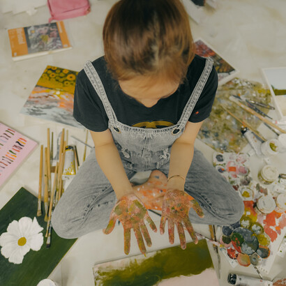 A percepção da sujeira nas mãos ao brincar de pintar livremente várias telas 