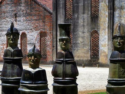 Esculturas de saltimbancos à entrada da Oficina. © Oficina Brennand